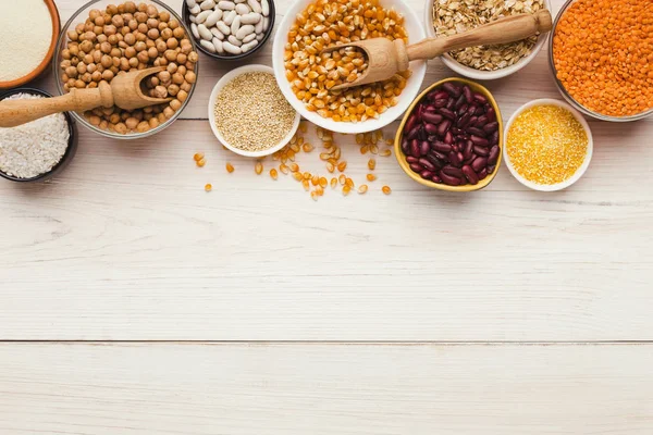 Surtido de cereales y legumbres en mesa de madera —  Fotos de Stock