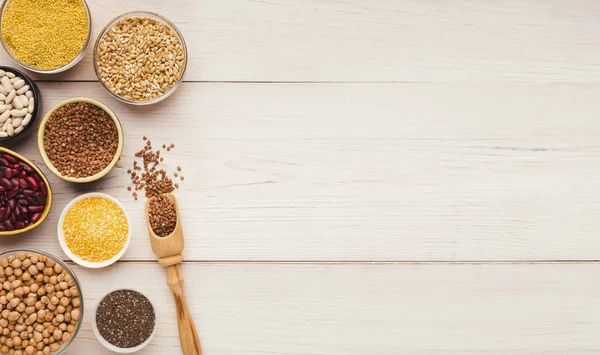 Surtido de cereales y legumbres en mesa de madera — Foto de Stock