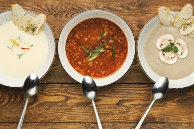 Öğle yemeği yemek çeşitler üzerinde ahşap masa, üstten görünüm