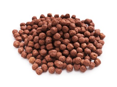 Yığın üzerinde beyaz izole çikolatalı Mısır topları