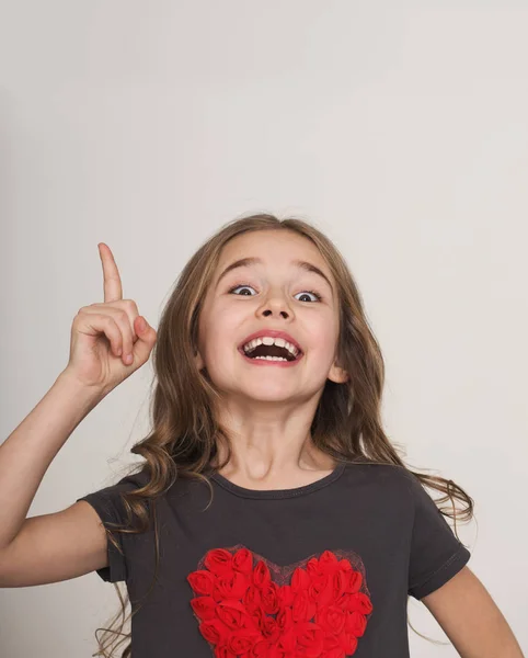 Felice bambina punta il dito verso l'alto — Foto Stock