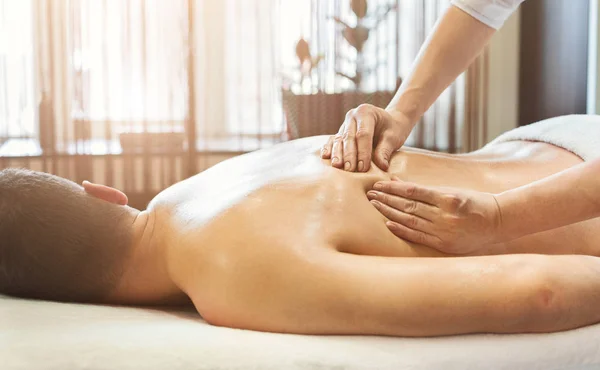 Jovem recebendo massagem nas costas — Fotografia de Stock