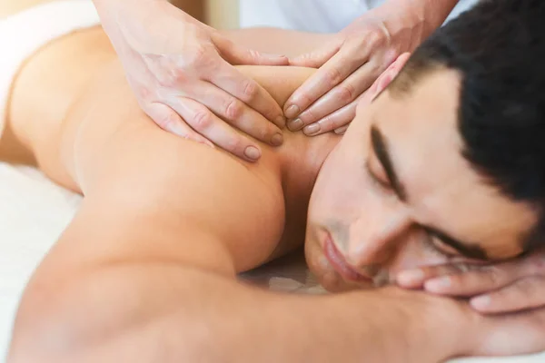 Massaggiatore facendo massaggio alla schiena sul corpo dell'uomo — Foto Stock