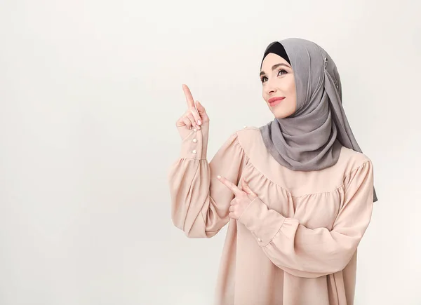 Wanita Islam dalam jilbab menunjuk pada ruang fotokopi — Stok Foto