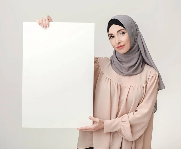 Papan Iklan Kosong Untuk Ucapan Ramadhan Wanita Muslim Cantik Mengenakan — Stok Foto