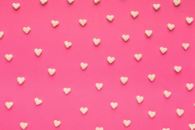 Mısır gevreği kalpler pembe bir arka plan üzerinde