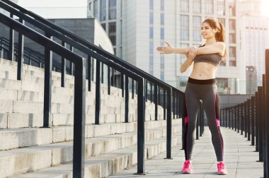 Stadyum üzerinde uzanan mutlu sportif kadın