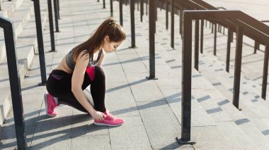Kadın atlet Stadyumu'nda ayakkabı bağcığı bağlama