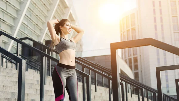 Feliz mujer deportiva descansando — Foto de Stock