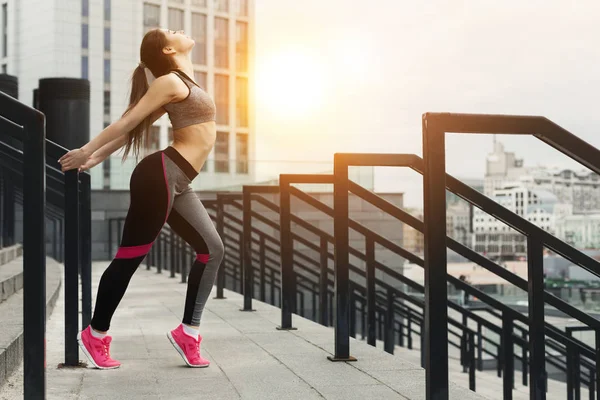 Fit mujer calentando en el estadio — Foto de Stock