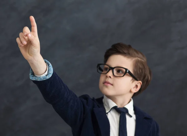 Kleiner Business-Junge drückt digitalen Knopf — Stockfoto