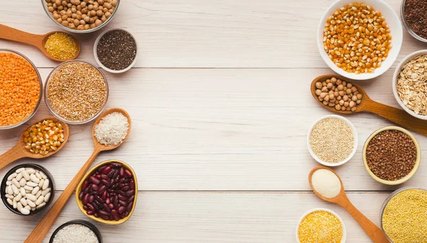 Surtido de cereales y legumbres en mesa de madera — Foto de Stock