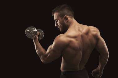 Gösterilen kas vücut dumbbell ile güçlü adam
