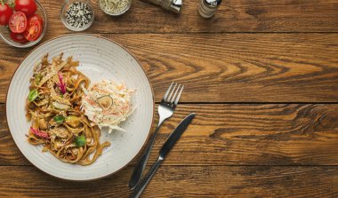 Çeşitli sebzeli Udon erişte