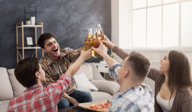Bira şişeleri tungur dört mutlu arkadaş