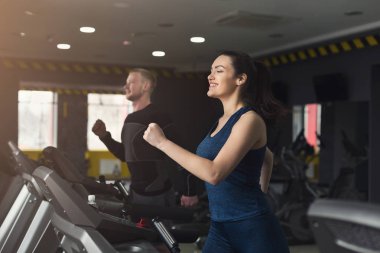 Koşu bandı üzerinde spor salonunda eğitim fitness insanlar