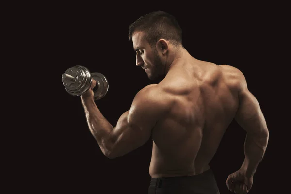 Homem forte com haltere mostrando corpo muscular — Fotografia de Stock