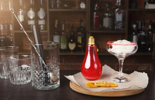 Cocktail vermelho em vidro bulbo e algodão doce — Fotografia de Stock