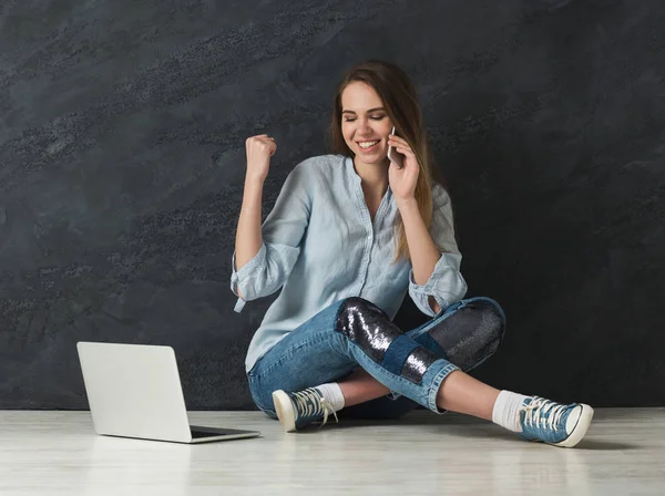 Menina compras on-line no laptop e celular — Fotografia de Stock