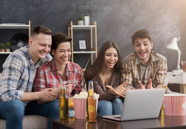 Felices amigos sentados en el sofá y viendo películas de comedia —  Fotos de Stock