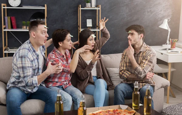 Amigos felices jugando juego adivina quién soy — Foto de Stock