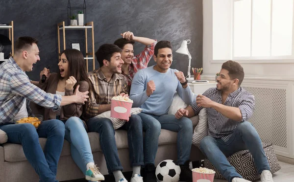 Amigos emocionados viendo el partido de fútbol en casa — Foto de Stock