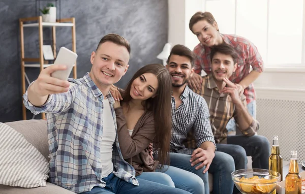 Felices amigos disfrutando del tiempo juntos — Foto de Stock