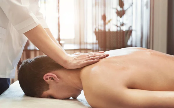 Člověk přijímá, relaxační masáž zad — Stock fotografie