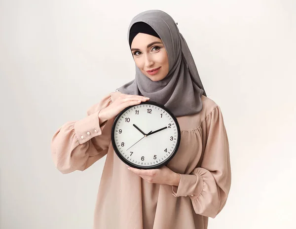Wanita Islam dengan jam, potret studio — Stok Foto