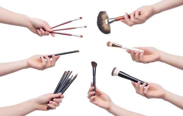 Set de pinceles cosméticos para maquillaje en manos femeninas — Foto de Stock