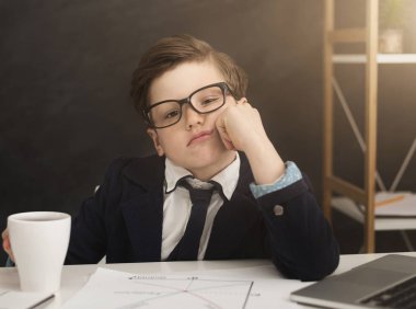 Küçük işletme çocuk ofiste sıkılıp