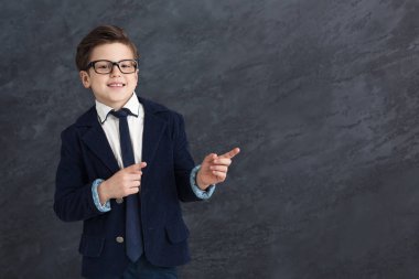 Takım elbise Point uzak gülümseyen küçük adam