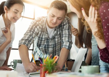 Grup Genç meslektaşlarının ofiste beyin fırtınası