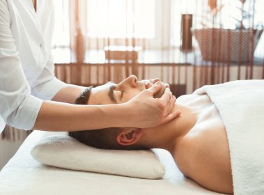 Yakışıklı adam profesyonel yüz masajı elde