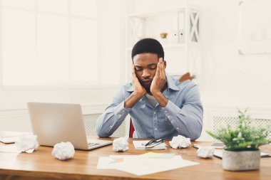 Overworking Afrikalı-Amerikalı işçi işyerinde