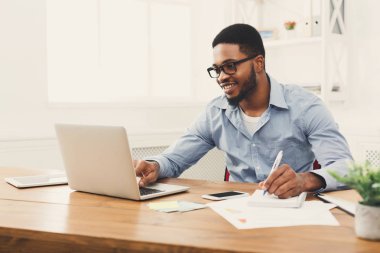 Genç siyah işadamı laptop ile çalışma
