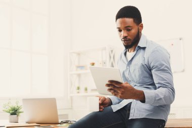 iş kadını dijital tablet üzerinde çalışıyor