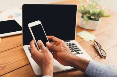 Afrikalı-Amerikalı işadamı Smartphone'da yazarak