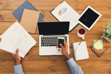 Afrikalı-Amerikalı işadamı dizüstü bilgisayarda yazarak