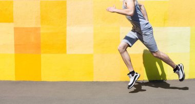 Parlak duvara koşan tanınmayan adam