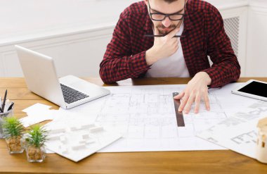 Genç mimar ofis planları ile çalışma
