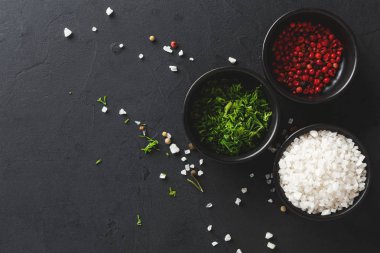 Siyah arka plan üzerine tabak içinde çeşitli baharatlar