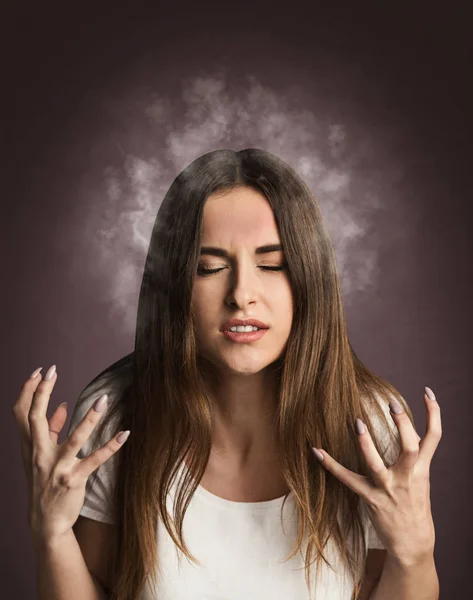 Menina furiosa com fumaça vindo de sua cabeça — Fotografia de Stock