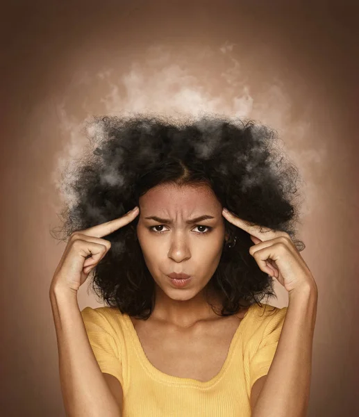 Divertente ritratto di una ragazza molto pensierosa con il vapore in testa — Foto Stock