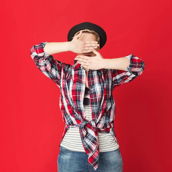 Chica de la moda escondido detrás de las manos, fondo rojo — Foto de Stock