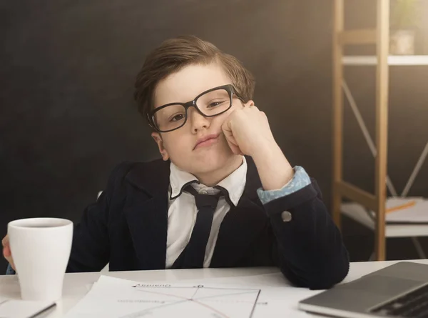 Pequeño chico de negocios se aburrió en la oficina —  Fotos de Stock