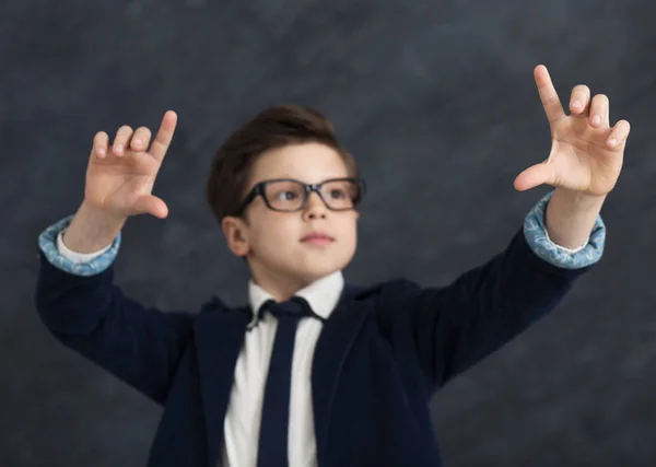 Kleiner Junge berührt virtuellen Bildschirm — Stockfoto