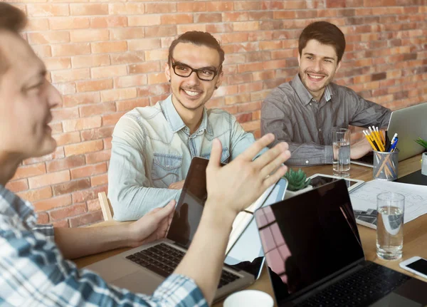 Alegre hombre de negocios dando presentación al grupo — Foto de Stock