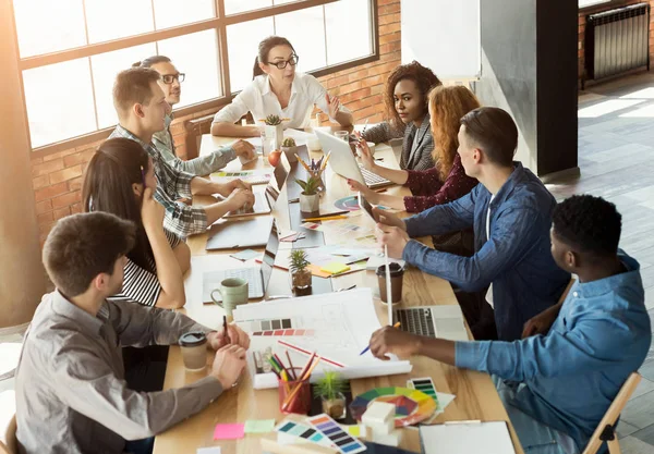 Gruppen av unga designers som arbetar med projektet — Stockfoto