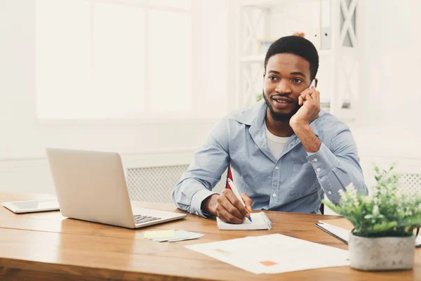 Jonge zwarte zakenman praten op mobiele telefoon — Stockfoto